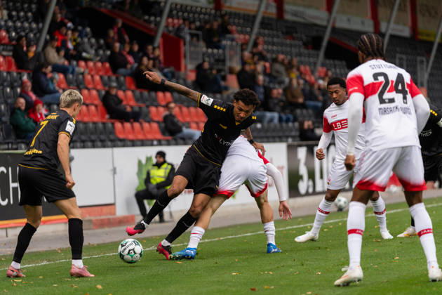 October 24, 2026, xjyhynx, Soccer 3rd Division, VfB Stuttgart U23 vs. Alemannia Aachen, from left to right: Joel da Silva Kiala 37, Alemannia Aachen in a tackle, Lukas Scepanik 7, Alemannia Aachen, right: Joyeux Masanka Bungi 24, VfB Stuttgart II vs. Großaspach