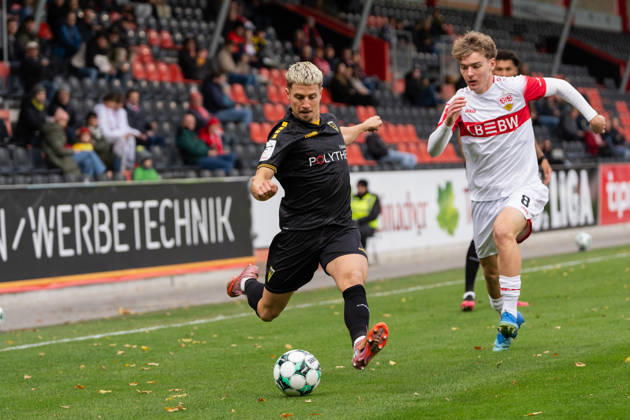 October 24, 2026, xjyhynx, Soccer 3rd Division, VfB Stuttgart U23 vs. Alemannia Aachen, from left: cross by Lukas Scepanik (7), Alemannia Aachen s Yanik Spalt (8), VfB Stuttgart II tries to block Großaspach