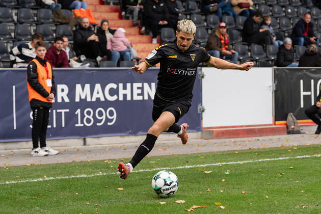 October 24, 2026, xjyhynx, Soccer 3rd Division, VfB Stuttgart U23 vs. Alemannia Aachen, from left: cross by Lukas Scepanik 7, Alemannia Aachen vs. Großaspach