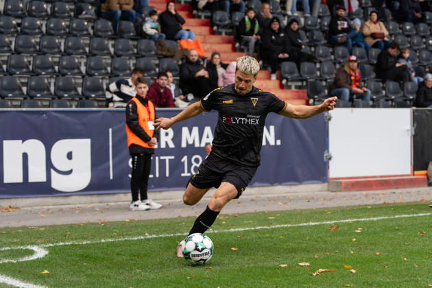 October 24, 2026, xjyhynx, Soccer 3rd Division, VfB Stuttgart U23 vs. Alemannia Aachen, from left: cross by Lukas Scepanik 7, Alemannia Aachen vs. Großaspach