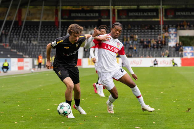 October 24, 2026, xjyhynx, Soccer 3rd Division, VfB Stuttgart U23 vs. Alemannia Aachen, from left: Louis Köster 8, Alemannia Aachen in a tackle with Joyeux Masanka Bungi 24, VfB Stuttgart II vs. Großaspach