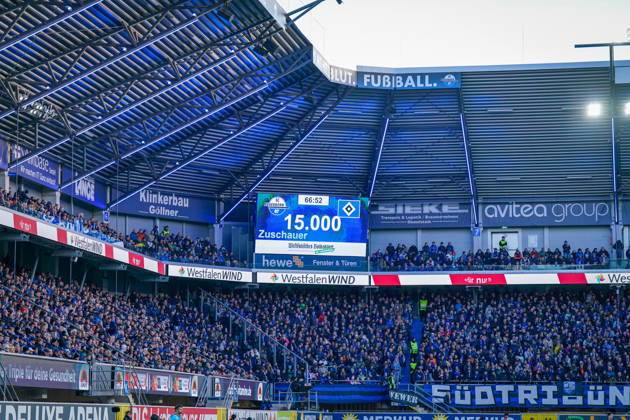 Germany Soccer Bundesliga 2026–2027, Matchday 7: SC Paderborn vs. Hamburger SV at Home Deluxe Arena, Paderborn. Scoreboard at Home Deluxe Arena in Paderborn showing an attendance of 15,000 for the Bundesliga match between SC Paderborn 07 and Hamburger SV (HSV). Sold-out stadium, stadium display, attendance record, attendance, fans, packed stands, fan section, fan block, Ultras, flags, banners, PATRICUM, soccer, Bundesliga, sports venue, interior view, wide shot, stadium roof, floodlights, advertising, sponsors, WestfalenWIND, hewe, avitea group, Klinkerbau Göllner Copyright: xJOERANxSTEINSIEKx