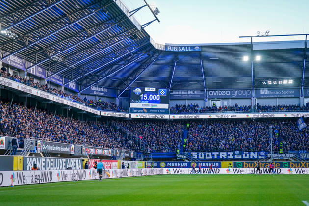 Germany Soccer Bundesliga 2026–2027, Matchday 7: SC Paderborn vs. Hamburger SV at Home Deluxe Arena, Paderborn. Wide shot of the Home Deluxe Arena in Paderborn; interior view with packed stands and stadium scoreboard. 15,000 spectators at the Bundesliga match between SC Paderborn 07 and Hamburger SV (HSV). Sold-out stadium, Attendance, fans, fan section, stadium roof, floodlights, playing field, assistant referee, scoreboard, sports venue, soccer, Bundesliga, advertising, sponsors, advertising banners, WestfalenWIND, Merkur, buXtrade, avitea group, Klinkerbau Göllner Copyright: xJOERANxSTEINSIEKx