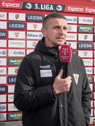 Pre-game interview: Coach Mersad Selimbegovic of TSV Alemannia Aachen at the microphone; statement; sponsor board; post-game report; gestures; GER; soccer; VfB Stuttgart II vs. Alemannia Aachen, 3rd Division, Matchday 11, Aspach, 2026–2027 season, October 24, 2026 GER, soccer, VfB Stuttgart II vs. Alemannia Aachen, 3rd Division, Matchday 11, Aspach, 2026–2027 season, October 24, 2026 Aspach Copyright: xCarstenxSchweringx EP_CSG