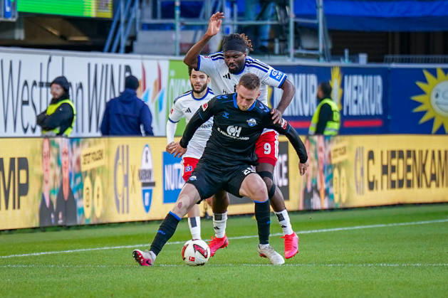 German Soccer Bundesliga 2026–2027, Matchday 7: SC Paderborn vs. Hamburger SV at Home Deluxe Arena, Paderborn; Tjark Scheller (Paderborn) and Terem Moffi (Hamburger SV), No. 9, in a tackle Copyright: xJOERANxSTEINSIEKx