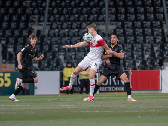 Tackle: Oliver Roelke (VfB Stuttgart II, 11) holds off Petros Bagkalianis (TSV Alemannia Aachen, 02) to keep possession; ball retention, shielding, ball control, physical play, dynamism, offensive play; GER, soccer, VfB Stuttgart II vs. Alemannia Aachen, 3rd Division, Matchday 11, Aspach, 2026–2027 season, October 24, 2026 GER, soccer, VfB Stuttgart II vs. Alemannia Aachen, 3. Liga, Matchday 11, Aspach, 2026–2027 season, October 24, 2026 Aspach Copyright: xCarstenxSchweringx EP_CSG