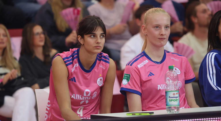 Stuttgart, DEKRA Bundesliga Volleyball: Allianz MTV Stuttgart vs. VfB Suhl LOTTO Thüringen; from left: Anna Koulberg, Luisa van Clewe, Stgt