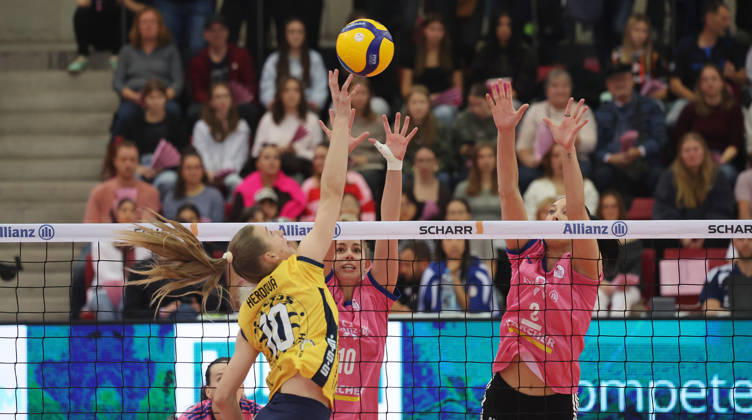 Stuttgart, DEKRA Bundesliga Volleyball: Allianz MTV Stuttgart vs. VfB Suhl LOTTO Thüringen; from left: Lucia Herdova (Suhl), Pia Kästner, Jasmine Gross (Stgt)