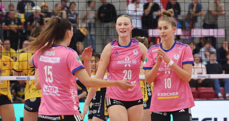 Stuttgart, DEKRA Bundesliga Volleyball: Allianz MTV Stuttgart vs. VfB Suhl LOTTO Thüringen; from left: Karolina Fricova, Marie Steinhilber, Pia Kästner, Stgt