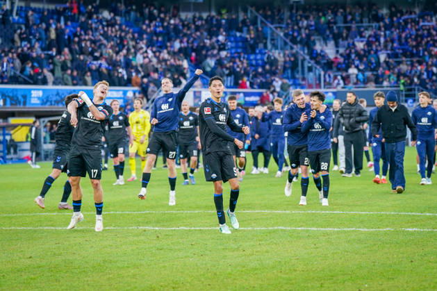 German Soccer Bundesliga 2026–2027, Matchday 7: SC Paderborn vs. Hamburger SV at Home Deluxe Arena, Paderborn—Joy, Emotions, celebration following the 1–0 victory by Rayan Philippe (Paderborn 9), Laurin Curda (Paderborn 17), Santiago Castaneda (Paderborn 5), Laurin Ulrich (Paderborn 28), Tom Baack (Paderborn 6), Steffen Tigges (Paderborn 27), and the team Copyright: xJOERANxSTEINSIEKx