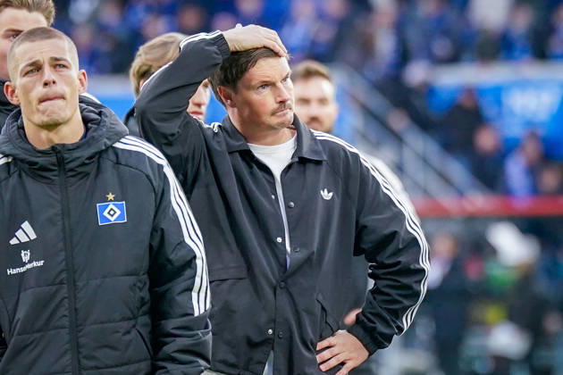 German Soccer Bundesliga 2026–2027, Matchday 7: SC Paderborn vs. Hamburger SV at Home Deluxe Arena in Paderborn; Merlin Polzin, coach of Hamburger SV, with a pensive expression; in front of him, Miro Muheim of Hamburger SV, 28 Copyright: xJOERANxSTEINSIEKx