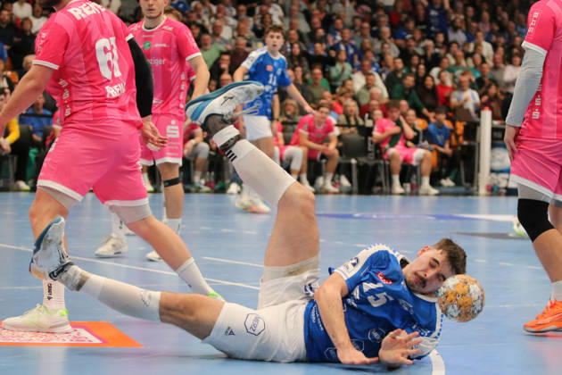 October 24, 2026 Men s Handball 2026–2027, 2nd Division, Matchday 9: Dessau Roßlauer HV 06 vs. SC DHfK Leipzig, Anhalt Arena, Dessau, Marcel Nowak, Dessau, 15, blue, lands uncontrollably on the court after a rough foul by Moritz Preuss, Leipzig, 67, pink, Dessau Roßlau, Saxony-Anhalt, Germany