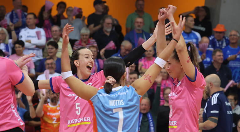 Stuttgart, DEKRA Bundesliga Volleyball: Allianz MTV Stuttgart vs. VfB Suhl LOTTO Thüringen, Cheers in Stuttgart, Lydia Grote on the left