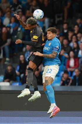 Roma’s Wesley, Napoli’s Giovanni Di Lorenzo during the Serie A soccer match between Napoli and Roma at the Diego Armando Maradona Stadium in Naples, southern italy - Saturday , October 24, 2026. - Soccer .  Copyright: xAlessandroxGarofalo LaPressex