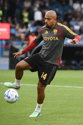 SSC Napoli v AS Roma - Serie A NAPLES, ITALY - OCTOBER 24: Roma s Donyell Malen warms up prior of the Italian serie A football match between Napoli and Roma at Diego Armando Maradona stadium in Naples, Italy, on October 24, 2026. Isabella Bonotto Anadolu Naples Italy. Editorial use only. Please get in touch for any other usage.  Copyright: x2026xAnadoluxIsabellaxBonottox