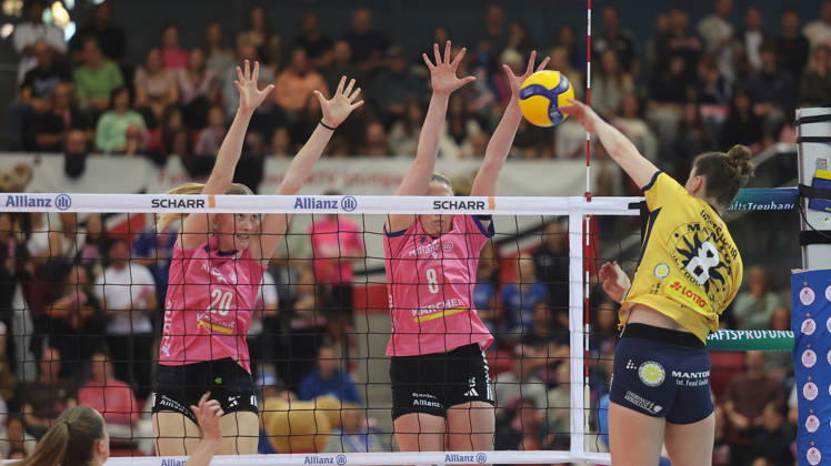 Stuttgart, DEKRA Bundesliga Volleyball: Allianz MTV Stuttgart vs. VfB Suhl LOTTO Thüringen; from left: Marie Steinhilber, Eleanor Holthaus (Stgt), Nina Dreisigova (Suhl)