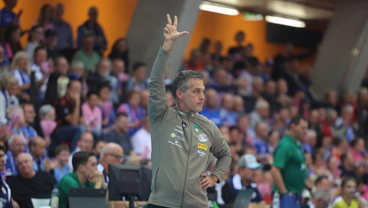 Stuttgart, DEKRA Bundesliga Volleyball: Allianz MTV Stuttgart vs. VfB Suhl LOTTO Thüringen; Coach Laszlo Hollosy, Suhl