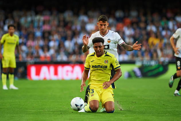 Alex Freeman of Villarreal CF and Dani Raba of Valencia CF during the LaLiga EA Sports match between Valencia CF and Villarreal CF at Mestalla on October 24, 2026, in Valencia, Spain