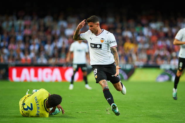 Alex Freeman of Villarreal CF and Dani Raba of Valencia CF during the LaLiga EA Sports match between Valencia CF and Villarreal CF at Mestalla on October 24, 2026, in Valencia, Spain