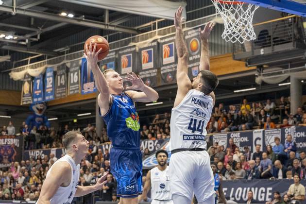 EasyCredit Basketball Bundesliga 2026–2027: Syntainics MBC vs. Rostock Seawolves, Weissenfels, Germany, October 24, 2026. Pictured, from left: Artur Konontsuk (Rostock) and Jure Planinic (Weissenfels). Weissenfels City Hall, Weissenfels, Saxony-Anhalt, Germany