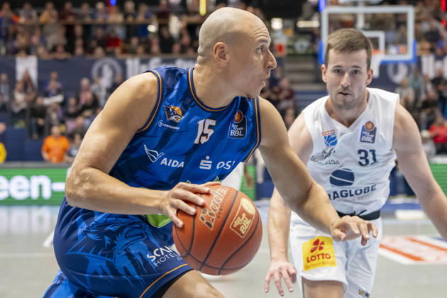 EasyCredit Basketball Bundesliga 2026–2027: Syntainics MBC vs. Rostock Seawolves, Weissenfels, Germany, October 24, 2026. Pictured, from left: Robin Amaize (Rostock) and Spencer Reaves (Weissenfels). Weissenfels Stadthalle, Weissenfels, Saxony-Anhalt, Germany
