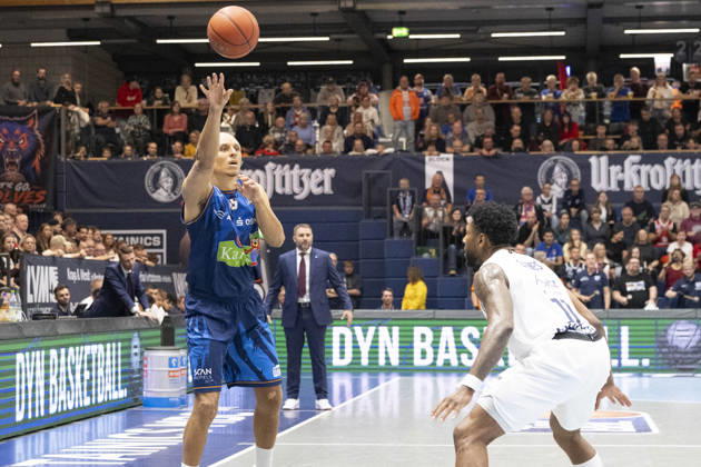 EasyCredit Basketball Bundesliga 2026–2027: Syntainics MBC vs. Rostock Seawolves, Weissenfels, Germany, October 24, 2026. Pictured, from left: Robin Amaize (Rostock) and Anthony Gaines (Weissenfels). Weissenfels Stadthalle, Weissenfels, Saxony-Anhalt, Germany