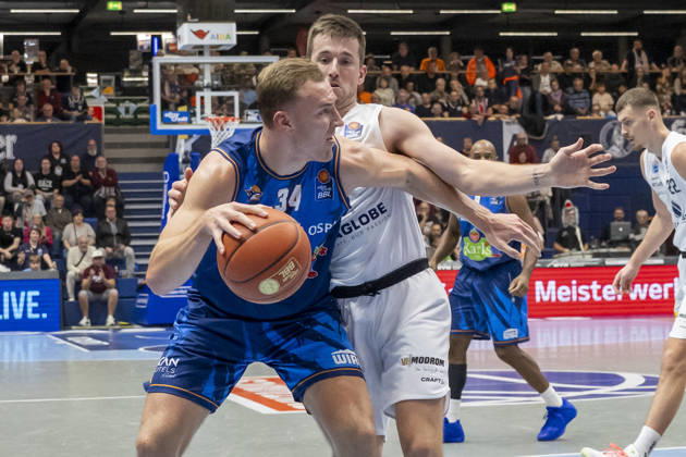 EasyCredit Basketball Bundesliga 2026–2027: Syntainics MBC vs. Rostock Seawolves, Weissenfels, Germany, October 24, 2026. Pictured from left, in a one-on-one matchup: Artur Konontsuk (Rostock) and Spencer Reaves (Weissenfels). Weissenfels City Hall, Weissenfels, Saxony-Anhalt, Germany