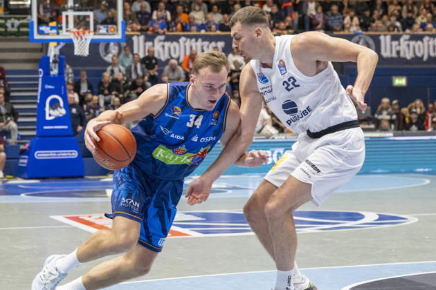 EasyCredit Basketball Bundesliga 2026–2027: Syntainics MBC vs. Rostock Seawolves, Weissenfels, Germany, October 24, 2026. Pictured from left: Artur Konontsuk of Rostock and Borisa Simanic of Weissenfels in a one-on-one battle. Weissenfels City Hall, Weissenfels, Saxony-Anhalt, Germany