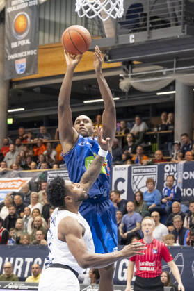 EasyCredit Basketball Bundesliga 2026–2027: Syntainics MBC vs. Rostock Seawolves, Weissenfels, Germany, October 24, 2026. Pictured, from left: Anthony Gaines (Weissenfels) and Robin Amaize (Rostock). Weissenfels Stadthalle, Weissenfels, Saxony-Anhalt, Germany