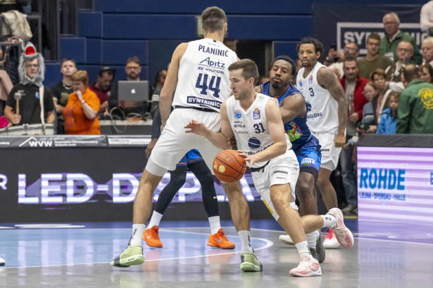 EasyCredit Basketball Bundesliga 2026–2027: Syntainics MBC vs. Rostock Seawolves, Weissenfels, Germany, October 24, 2026. Pictured, from left: Jure Planinic (Weissenfels) and Spencer Reaves (Weissenfels). Weissenfels Stadthalle, Weissenfels, Saxony-Anhalt, Germany