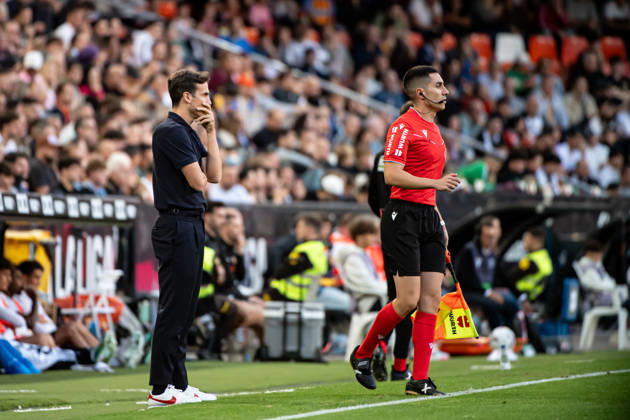 October 24, 2026, Valencia, Valencia, Spain: INIGO PEREZ coach of Villarreal CF during the LaLiga EA Sports, match between Valencia CF and Villarreal CF at Mestalla stadium Soccer 2026: LaLiga: Valencia CF - Villarreal CF  - ZUMAs385 20261024_zsp_s385_007 Copyright: xLeopoldxSoglox