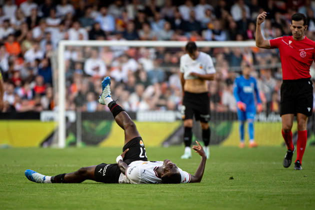 October 24, 2026, Valencia, Valencia, Spain: DAVID ORTOBI of Valencia CF who lies on the ground lifting his right leg during the LaLiga EA Sports, match between Valencia CF and Villarreal CF at Mestalla stadium Soccer 2026: LaLiga: Valencia CF - Villarreal CF  - ZUMAs385 20261024_zsp_s385_009 Copyright: xLeopoldxSoglox