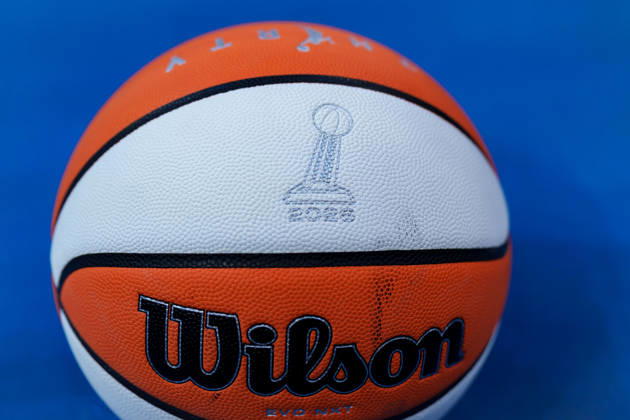 Golden State Valkyries v Atlanta Dream ATLANTA, GA - OCTOBER 21: A general view of the official ball before game four of the WNBA, Basketball Damen, USA Finals between Golden State Valkyries and Atlanta Dream at State Farm Arena on October 21, 2026 in Atlanta, Georgia. Atlanta State Farm Arena GA United States Copyright: xAndrewxJ.xClark ISIxPhotosx 10104