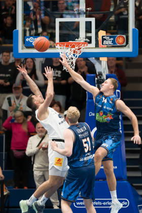 Jure Planinic MBC, 44, Bent Leuchten Rostock, 51, Artur Konontsuk Rostock, 34, Syntainics MBC vs. Rostock Seawolves, BBL, Men’s Basketball 1st Bundesliga, Matchday 6 of the 2026–27 season, October 24, 2026, Weißenfels Stadthalle, Saxony-Anhalt, Germany