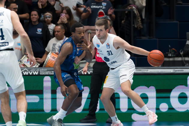 Johnathan Stove Rostock, 22, Spencer Reaves MBC, 31, Syntainics MBC vs. Rostock Seawolves, BBL, Men s Basketball 1st Bundesliga, Matchday 6 of the 2026–27 season, October 24, 2026, Weißenfels Stadthalle, Saxony-Anhalt, Germany