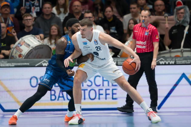 TJ Crockett Jr. Rostock, 0, Borisa Simanic MBC, 22, Syntainics MBC vs. Rostock Seawolves, BBL, Men s Basketball 1st Bundesliga, Matchday 6 of the 2026–27 season, October 24, 2026, Weißenfels Stadthalle, Saxony-Anhalt, Germany