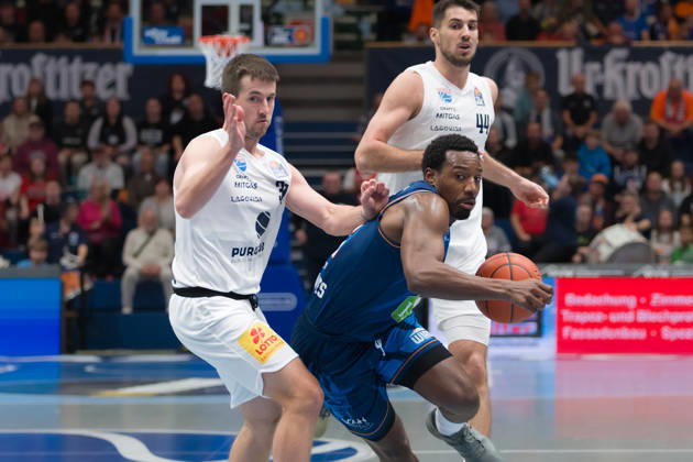 Spencer Reaves (MBC), 31, Johnathan Stove (Rostock), 22, Jure Planinic (MBC), 44, Syntainics (MBC) vs. Rostock Seawolves, BBL, Men’s Basketball 1st Bundesliga, Matchday 6 of the 2026–27 season, October 24, 2026, Weißenfels Stadthalle, Saxony-Anhalt, Germany
