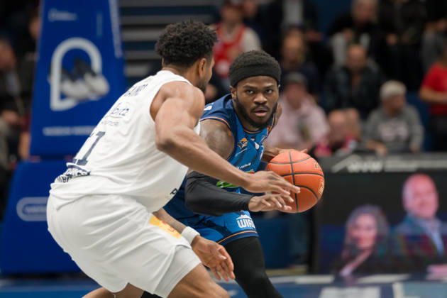 Anthony Gaines MBC, 11, TJ Crockett Jr. Rostock, 0, Syntainics MBC vs. Rostock Seawolves, BBL, Men s Basketball 1st Bundesliga, Matchday 6 of the 2026–27 season, October 24, 2026, Weißenfels Stadthalle, Saxony-Anhalt, Germany