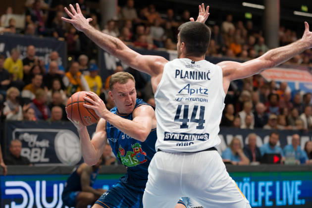 Artur Konontsuk, Rostock, 34; Jure Planinic, MBC, 44; Syntainics MBC vs. Rostock Seawolves, BBL, Men s Basketball 1st Bundesliga, Matchday 6 of the 2026–27 season, October 24, 2026, Weißenfels Stadthalle, Saxony-Anhalt, Germany