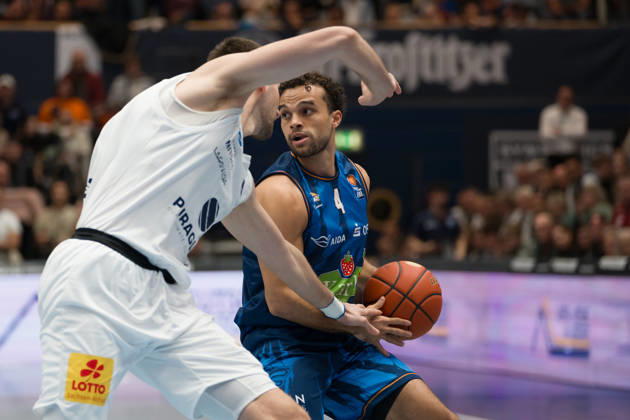 Borisa Simanic MBC, 22, Elias Baggette Rostock, 4, Syntainics MBC vs. Rostock Seawolves, BBL, Men s Basketball 1st Bundesliga, Matchday 6 of the 2026–27 season, October 24, 2026, Weißenfels Stadthalle, Saxony-Anhalt, Germany