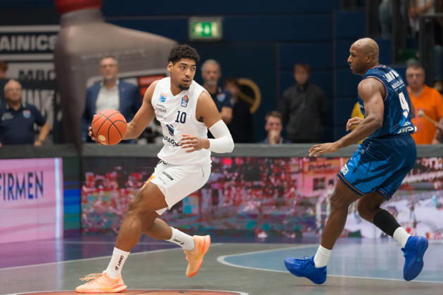 Kostja Mushidi (MBC), 10, DeAndre Lansdowne (Rostock), 9, Syntainics MBC vs. Rostock Seawolves, BBL, Men s Basketball 1st Bundesliga, Matchday 6 of the 2026–27 season, October 24, 2026, Weißenfels Stadthalle, Saxony-Anhalt, Germany