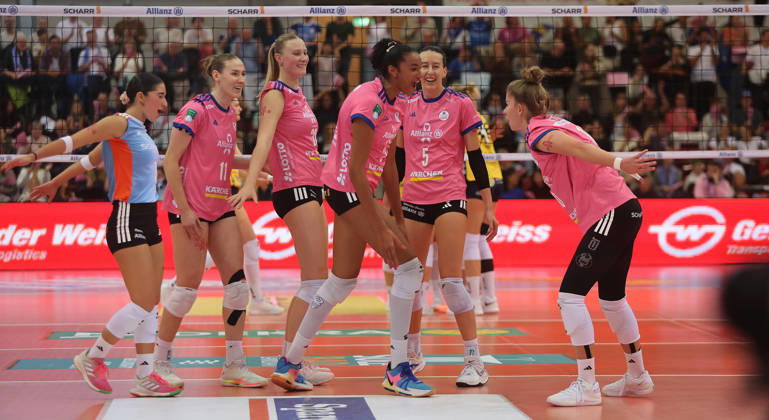 Stuttgart, DEKRA Bundesliga Volleyball: Allianz MTV Stuttgart vs. VfB Suhl LOTTO Thüringen, Celebrations in Stuttgart, from left: Fabiana Mottis, Alexandra Haadrych, Marie Steinhilber, Leilani Slacanin, Lydia Grote, Pia Kästner