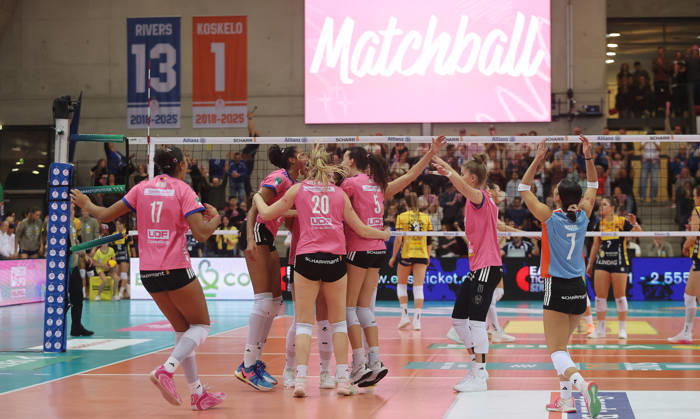 Stuttgart, DEKRA Bundesliga Volleyball: Allianz MTV Stuttgart vs. VfB Suhl LOTTO Thüringen, Cheers in Stuttgart