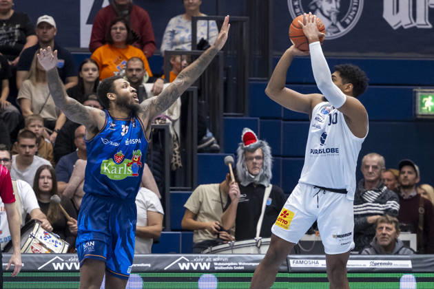 EasyCredit Basketball Bundesliga 2026–2027: Syntainics MBC vs. Rostock Seawolves, Weissenfels, Germany, October 24, 2026. Pictured, from left: Todd Withers (Rostock) and Kostja Mushidi (Weissenfels). Weissenfels Stadthalle, Weissenfels, Saxony-Anhalt, Germany