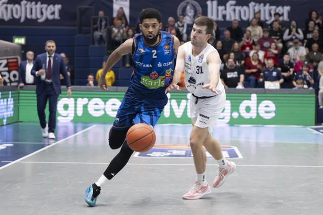 EasyCredit Basketball Bundesliga 2026–2027: Syntainics MBC vs. Rostock Seawolves, Weissenfels, Germany, October 24, 2026. Pictured, from left, in a one-on-one matchup: Zach Copeland (Rostock) and Spencer Reaves (Weissenfels). Weissenfels Stadthalle, Weissenfels, Saxony-Anhalt, Germany