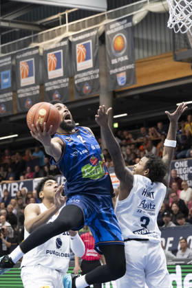 EasyCredit Basketball Bundesliga 2026–2027: Syntainics MBC vs. Rostock Seawolves, Weissenfels, Germany, October 24, 2026. Pictured from left: Kostja Mushidi (Weissenfels), Zach Copeland (Rostock), and DeLonnie Hunt (Weissenfels). Weissenfels Stadthalle, Weissenfels, Saxony-Anhalt, Germany
