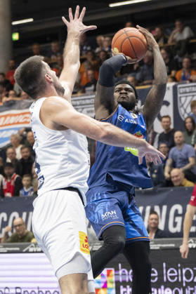 EasyCredit Basketball Bundesliga 2026–2027: Syntainics MBC vs. Rostock Seawolves, Weissenfels, Germany, October 24, 2026. Pictured, from left: Jure Planinic (Weissenfels) and Zach Copeland (Rostock). Weissenfels City Hall, Weissenfels, Saxony-Anhalt, Germany