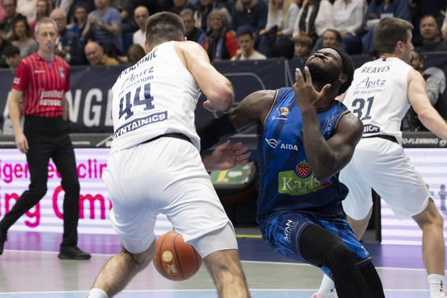 EasyCredit Basketball Bundesliga 2026–2027: Syntainics MBC vs. Rostock Seawolves, Weissenfels, Germany, October 24, 2026. Pictured, from left, in a one-on-one matchup: Jure Planinic (Weissenfels) and Zach Copeland (Rostock). Weissenfels Stadthalle, Weissenfels, Saxony-Anhalt, Germany