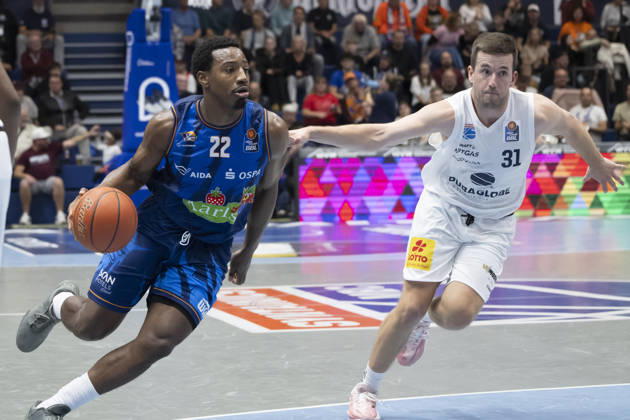 EasyCredit Basketball Bundesliga 2026–2027: Syntainics MBC vs. Rostock Seawolves, Weissenfels, Germany, October 24, 2026. Pictured, from left: Jonathan Stove (Rostock) and Spencer Reaves (Weissenfels). Weissenfels Stadthalle, Weissenfels, Saxony-Anhalt, Germany