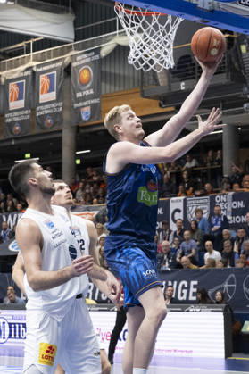 EasyCredit Basketball Bundesliga 2026–2027: Syntainics MBC vs. Rostock Seawolves, Weissenfels, Germany, October 24, 2026. Pictured from left: Jure Planinic (Weissenfels), Borisa Simanic (Weissenfels), and Bent Leuchten (Rostock). Weissenfels City Hall, Weissenfels, Saxony-Anhalt, Germany